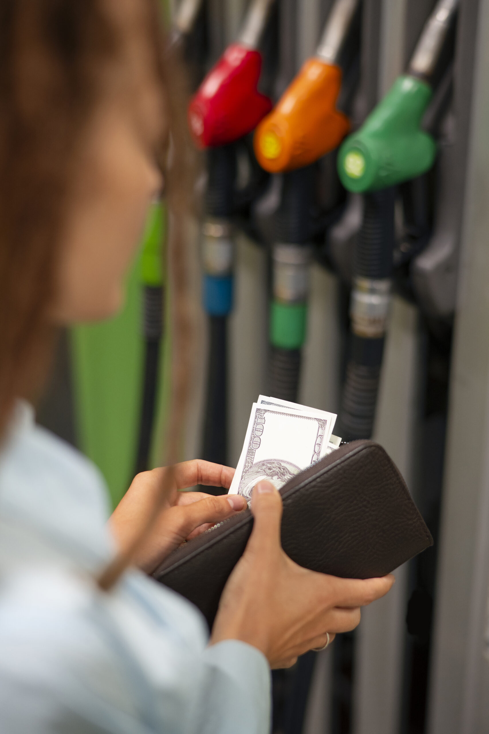 Pourquoi de plus en plus de particuliers choisissent le leasing automobile face à la hausse des carburants